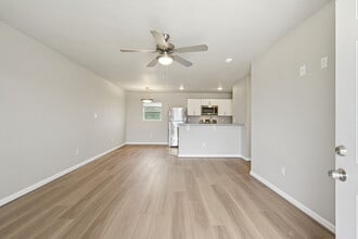 Building Photo - Creekside Haven