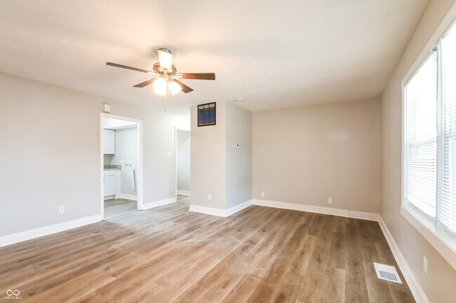 Foto del edificio - 4917 Barlow Dr