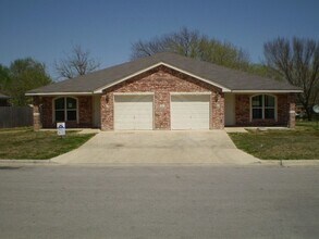 Building Photo - 207 Dale Earnhardt Dr Building Photo - 207 Dale Earnhardt Dr