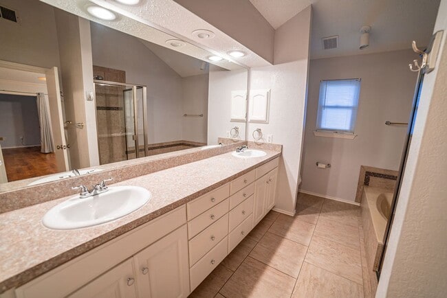 Building Photo - 1425 Danielle Dr