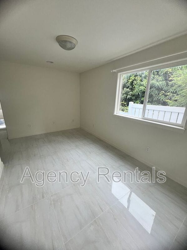 Photo - 948 Spencer St Apartment