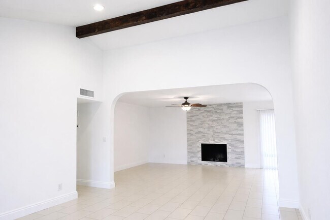 Foto del edificio - 8832 E Lupine Ave