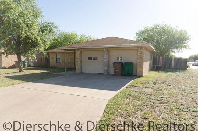 Building Photo - SPACIOUS 3 Bedroom 2 Bath Family home in e...