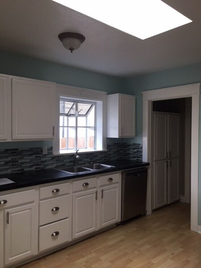 Foto del edificio - Coming Soon!!! DO NOT DISTURB TENANTS - Available mid May 2026 -