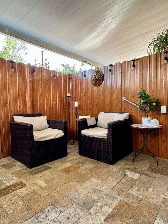 Building Photo - 2542 Monroe St