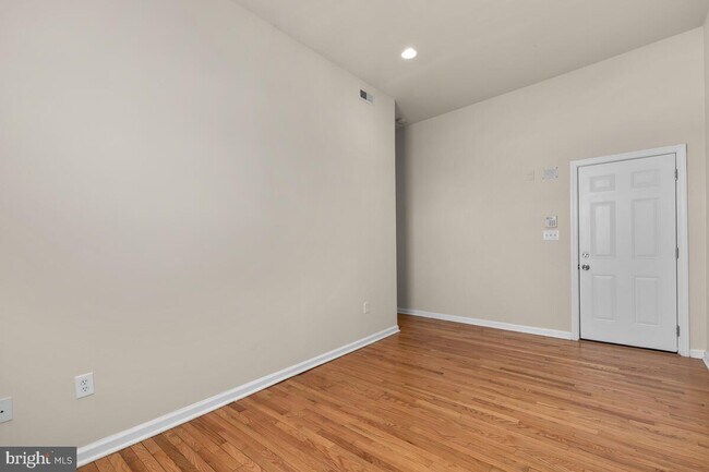 Living Room - 1275 Meigs Plz NE