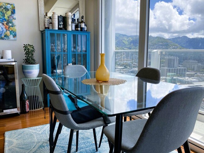 Building Photo - Moana Pacific East Tower 3BR/2BA/2PK