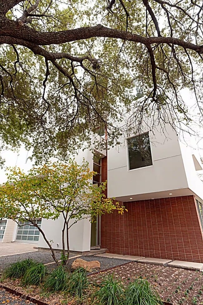 Foto del edificio - 4904 S Shepherd Dr