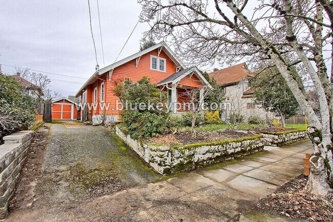 Building Photo - 3 Bed, 2 Bath Home with Primary on Main, 2...
