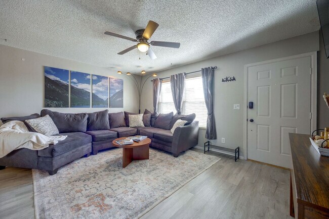 Foto del edificio - 6650 Parkridge Ct