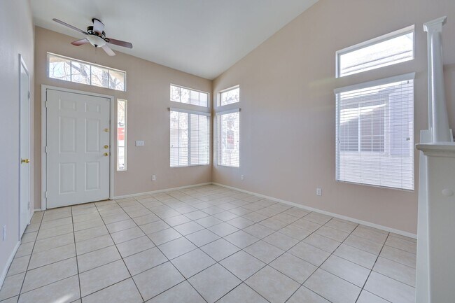 Foto del edificio - NW!! POOL!!!! GATED!!! Com. Park!!! Low Maintenance desert landscape front Yard. New Carpet!! Ups...