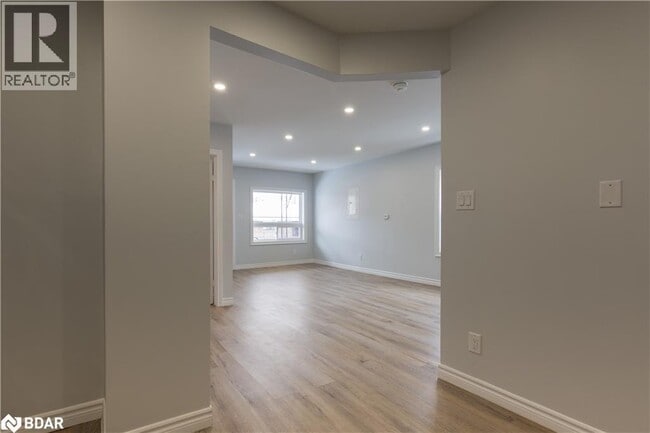 Building Photo - 554 Mary St