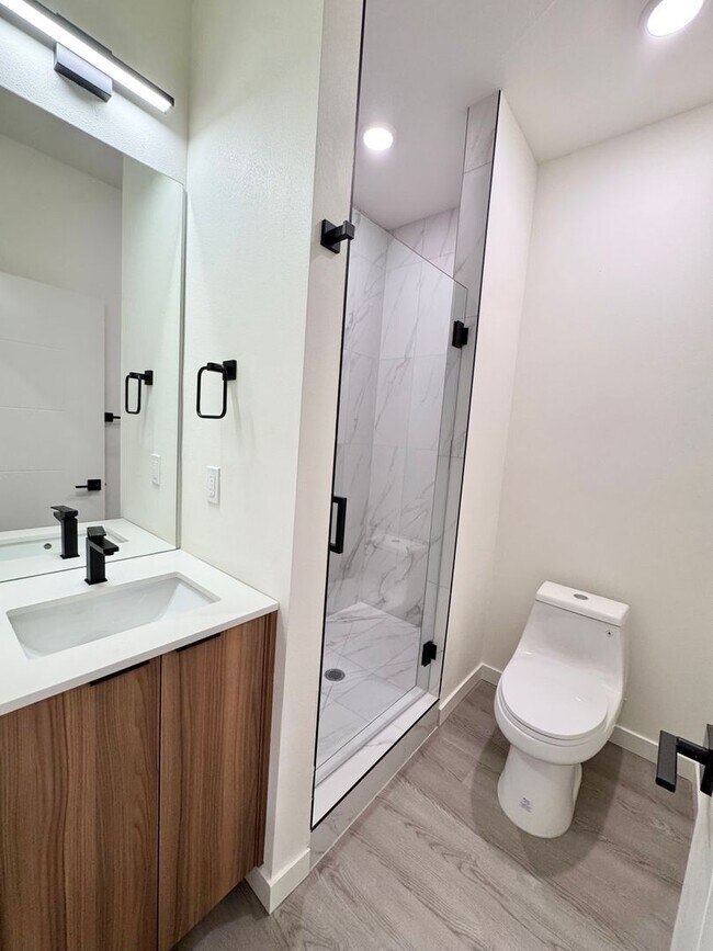 Foto del edificio - *1 MONTH FREE RENT* A 2bd/2bath Modern Tow...