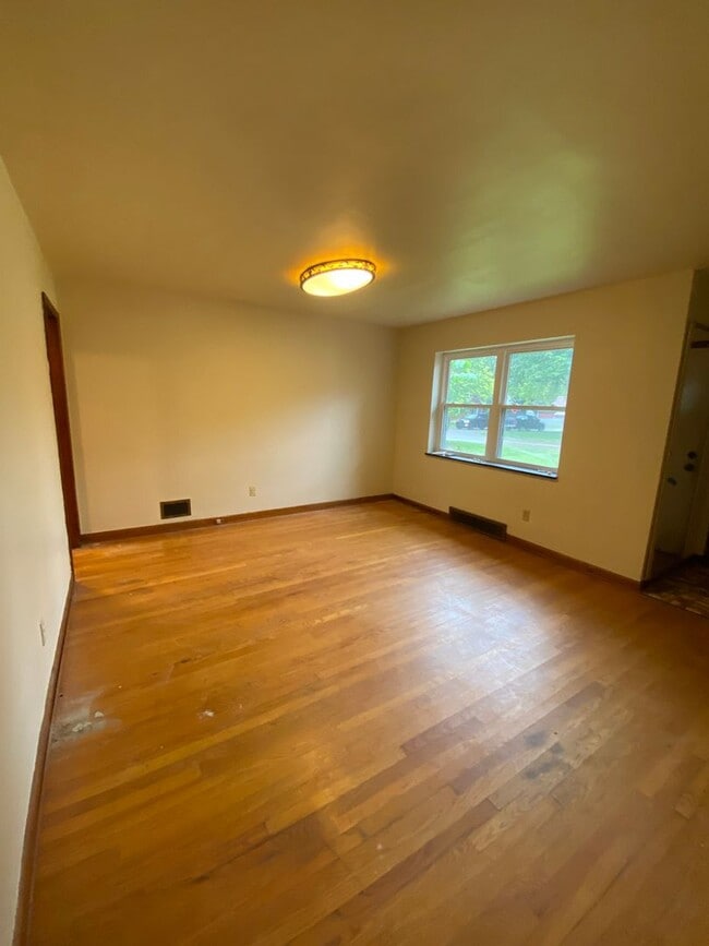 Building Photo - 3- Bedroom Home