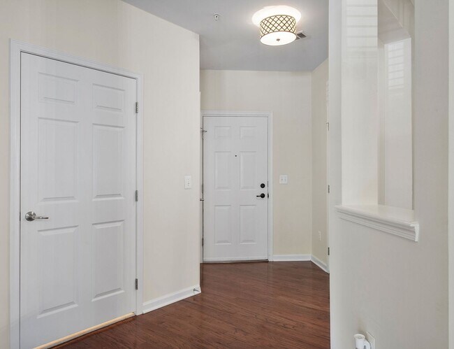Building Photo - Stunning, Spacious 2 Bedroom Condo in Midl...