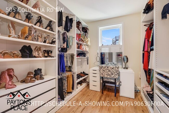 Foto del edificio - Renovated Townhome with Parking