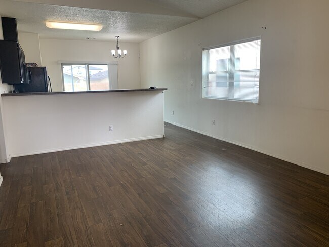 Foto del edificio - 2816 Wilder Loop Northeast