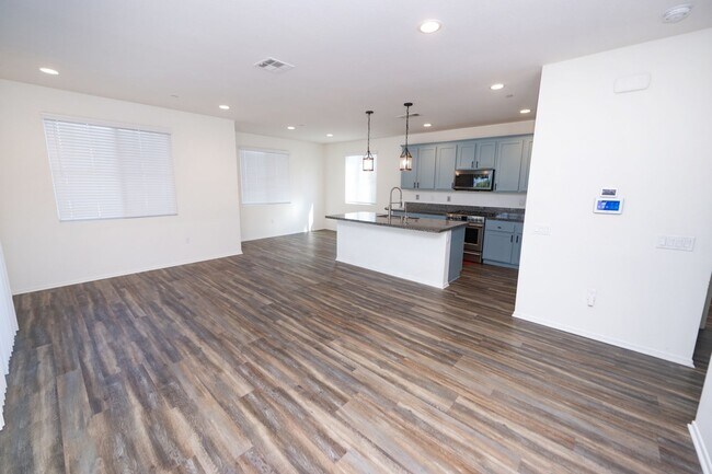 Foto del edificio - Amazing 3 Bedroom Condo available now! Totally loaded unit, schedule a tour today!