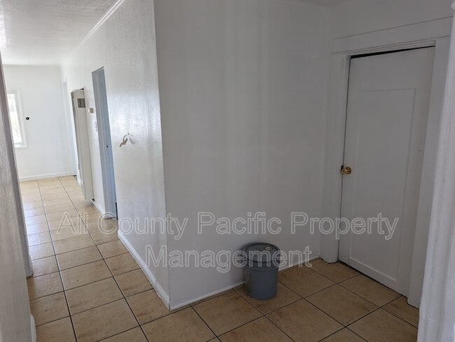 Building Photo - 8007 Holmes Ave