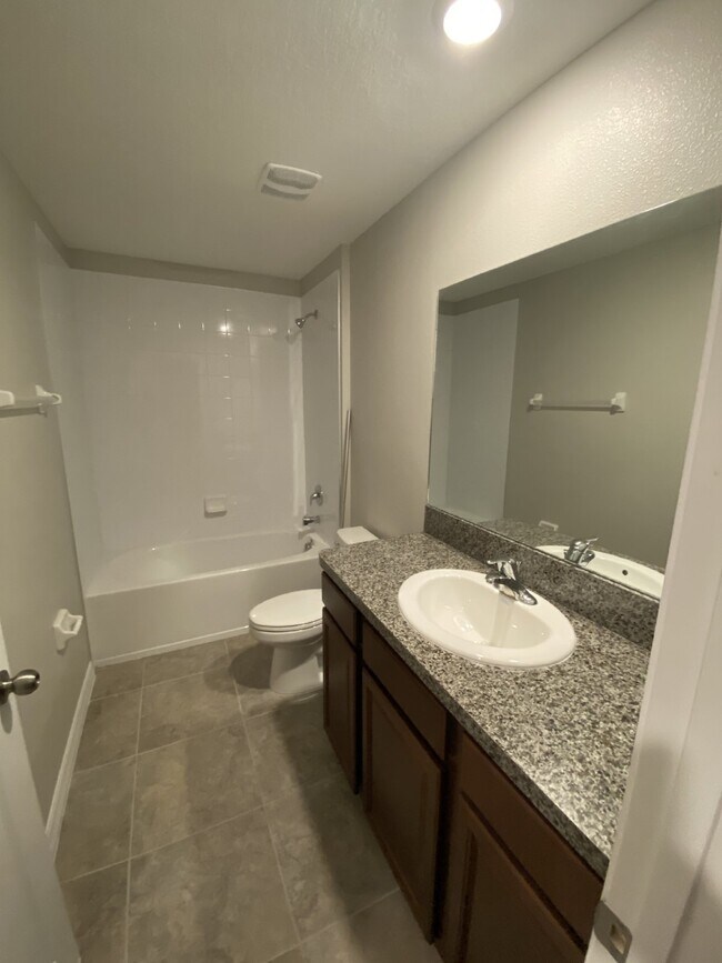 Foto del edificio - "Spacious 4-Bed, 2-Bath Gem with 1936 Sq Ft of Comfort in Riverview, FL!"