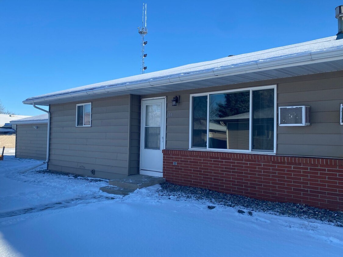 Primary Photo - 3 Bed 2 Bath Duplex in Quiet Neighborhood!!