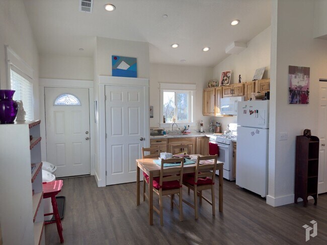 Building Photo - Furnished Home In Paradise!