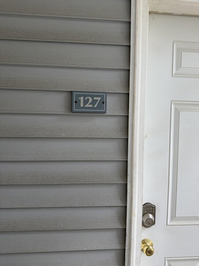 Building Photo - 261 Simpson Ave