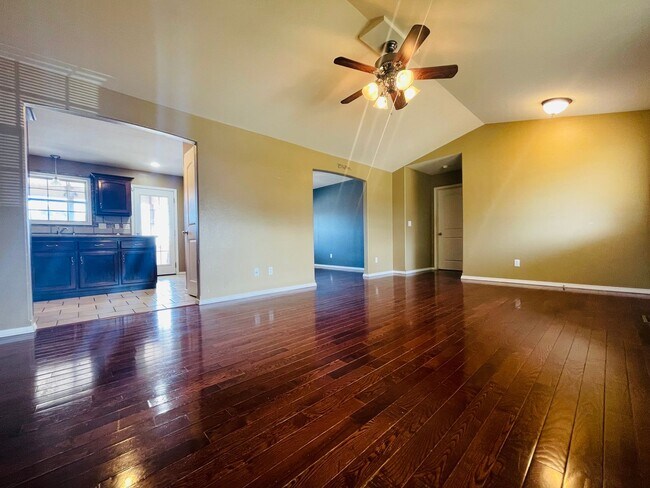Foto del edificio - Gorgeous Custom 5 Bedroom, 3 Bathroom Home...