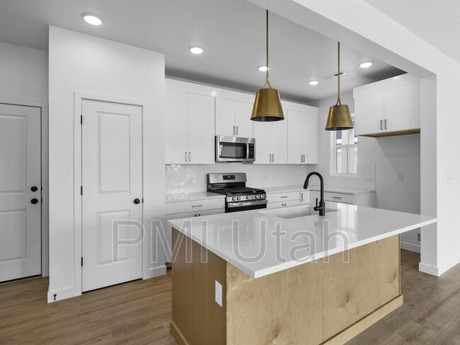 Building Photo - 4935 Willowbank Dr
