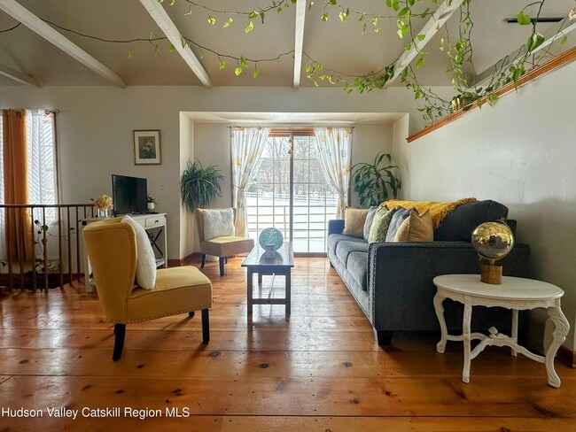 Building Photo - 240 Crest Ln