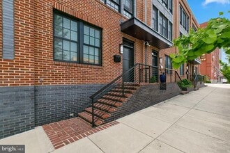 Building Photo - 927 S Conkling St