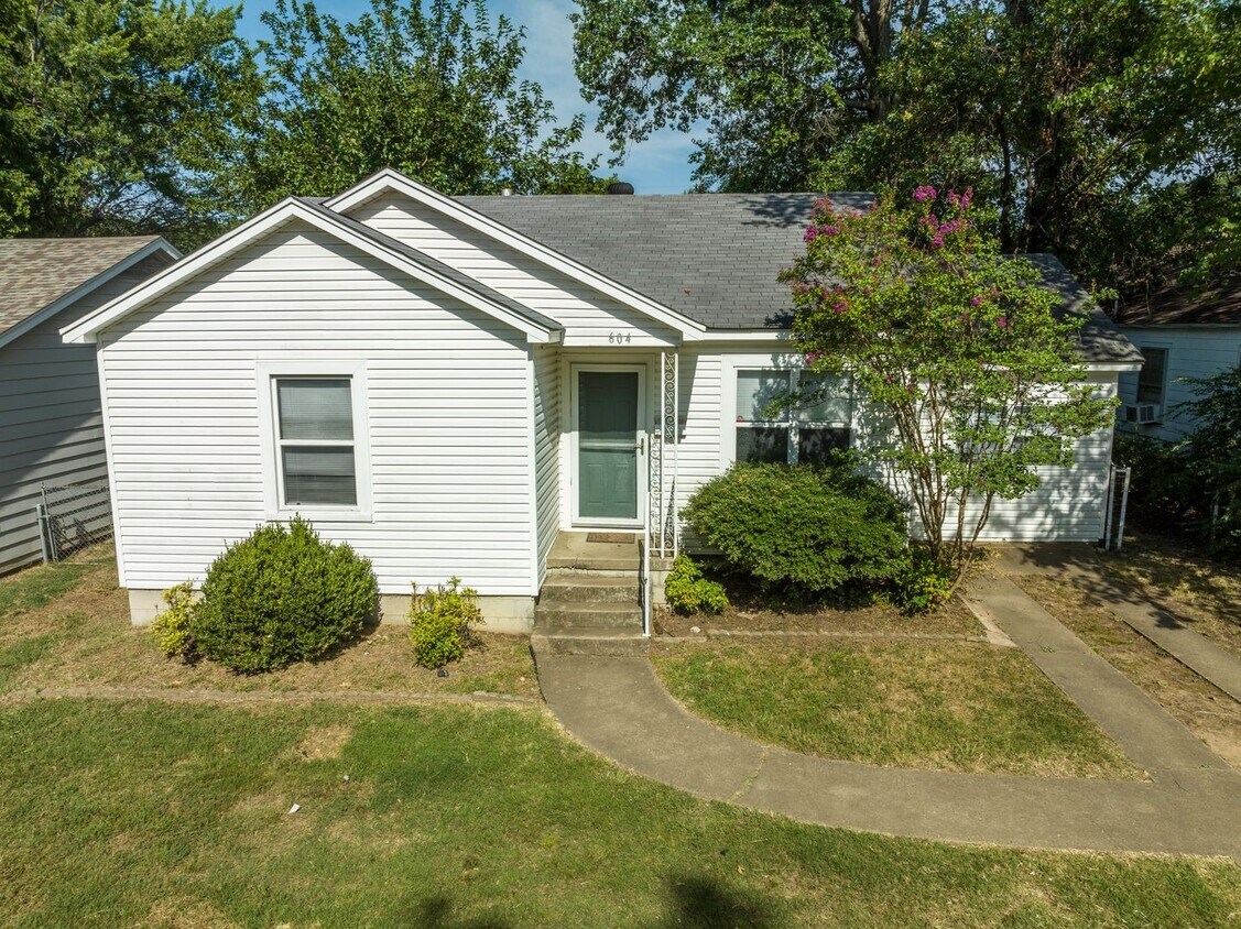 Primary Photo - Freshly Updated 3 Bedroom House