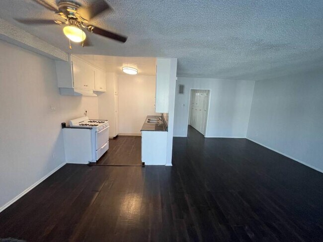 Foto del edificio - 1.0 bedroom in Canoga Park California 91304