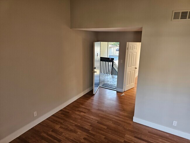 Front entry - 355 Parkview Ter