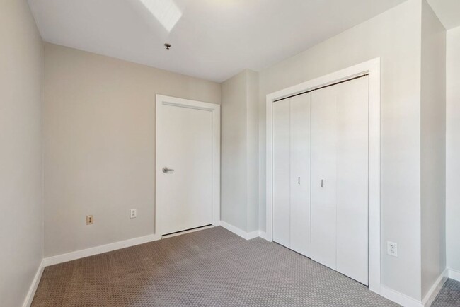 Building Photo - Charming 2 Bedroom-No Broker Fee