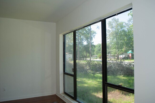 Building Photo - Newly Renovated 3/2