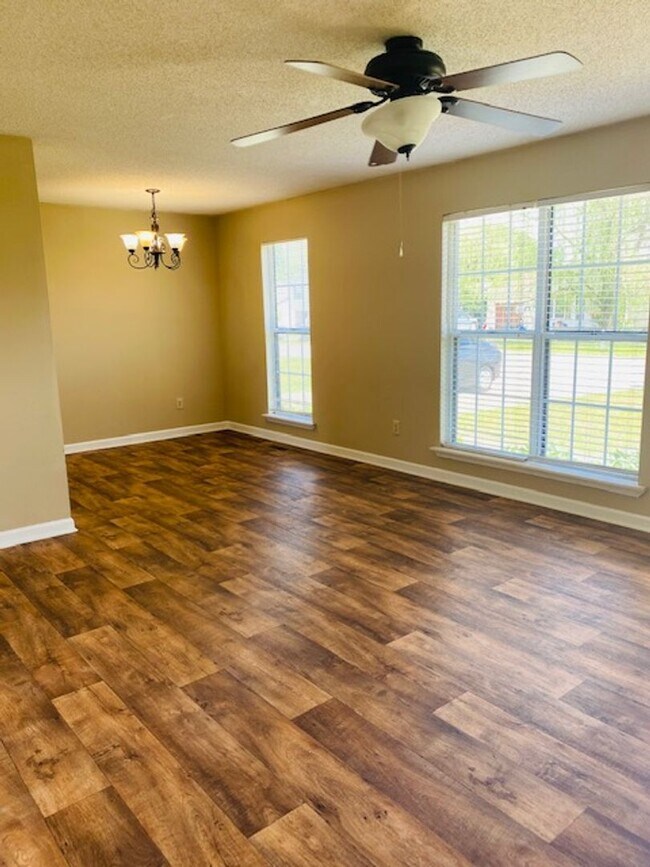 Building Photo - Cute 3 Bed Home near Ft Campbell with Fenc...