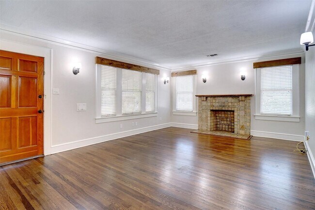 Building Photo - Renting for 2025-2026 Stunning 3 Bedroom 2...