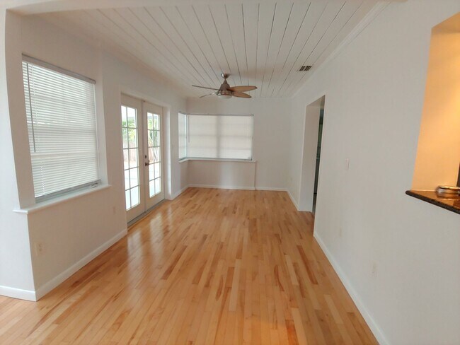 Building Photo - Stunning Pool Home in Sapphire Shores – West of the Trail Near the Ringling Museum