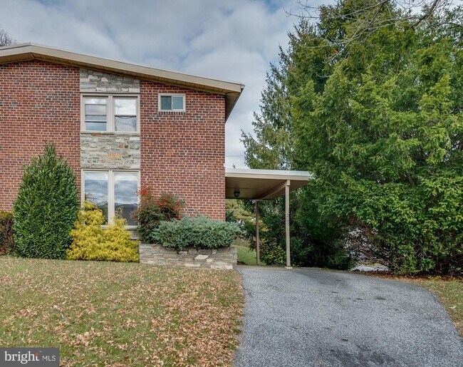 Foto del edificio - 2400 Forest Green Rd