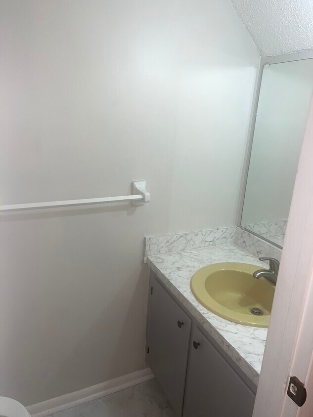 Baño de invitados 1/2 - 2813 31st Ave N