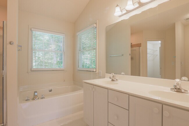Building Photo - 15 Woodcliff Cir