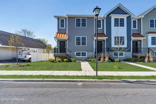 Building Photo - 333 1st St