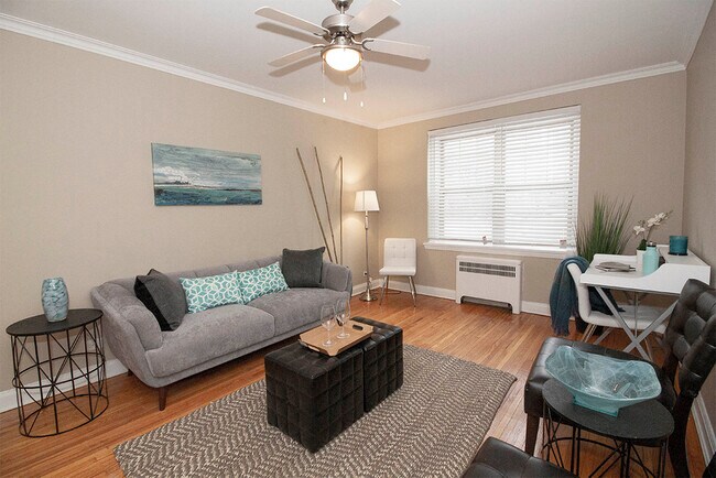 1BDR - Salon - 250 Broadway Apartment