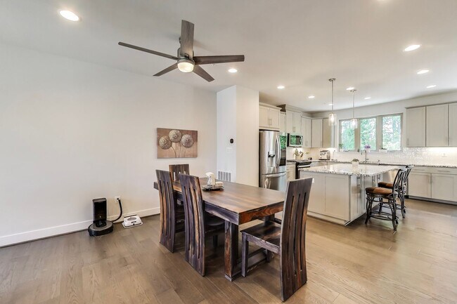 Foto del edificio - Stunning Contemporary Townhome - 4 Bedroom...