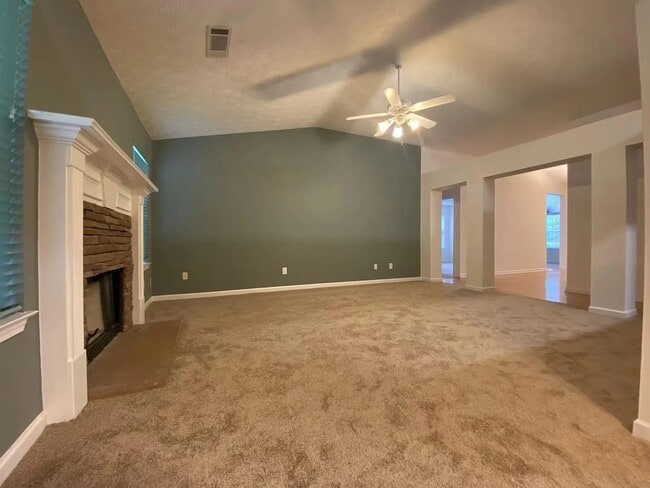 Foto del edificio - 5548 Silver Springs Dr