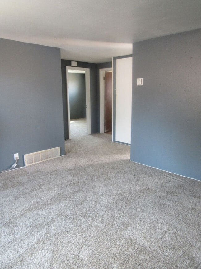 Building Photo - Cozy Duplex Close to WMC