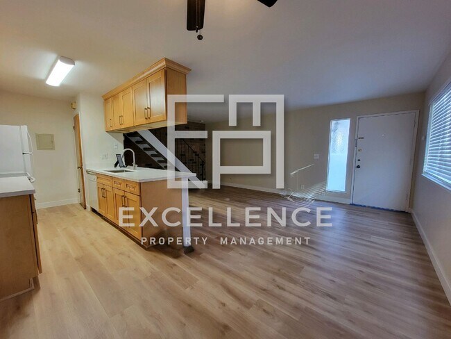 Foto del edificio - 2/1 Townhouse - Updated Kitchen, Community Pool, Storage, One Side of 2 Car Garage (For Storage)