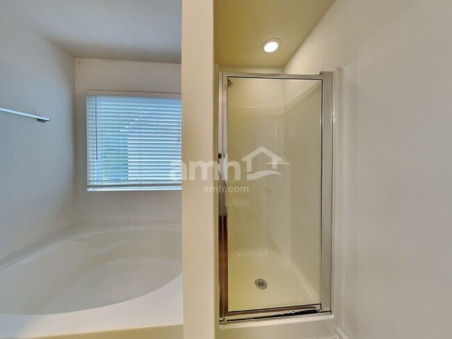 Foto del edificio - 617 Creek Oak Dr
