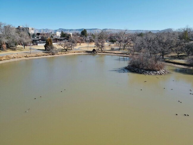 Foto del edificio - 964 Lakeside Ct